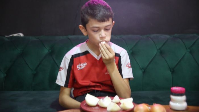 Bursa`da 12 yaşındaki çocuk meyve tabağı yerine soğan ve sarımsak tabağı istiyor