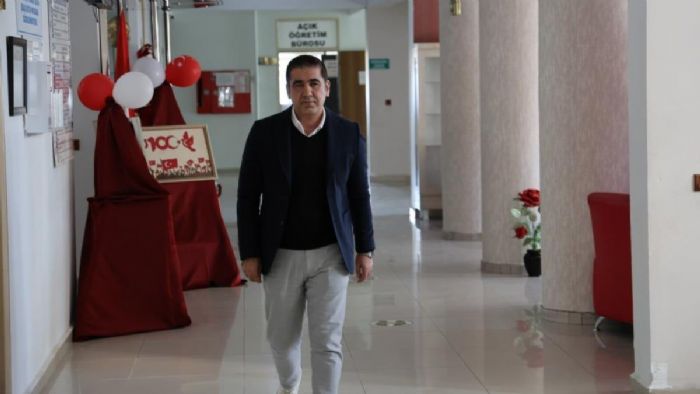14 saat enkazda kalan öğretmen Kahramanmaraş`ta görevine devam ediyor