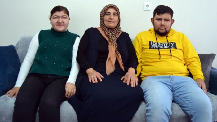 Aksaray`da engelli iki çocuğuna göz oldu: Biri üniversiteyi bitirdi, diğeri lise öğrencisi
