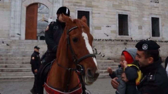 İstanbul`da atlı polisler denetimde! Vatandaşların ilgisi kameralara yansıdı