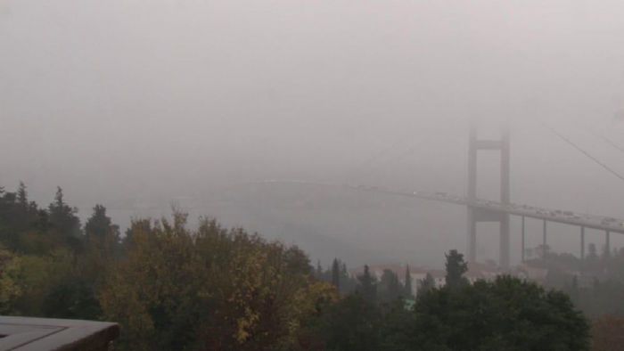 İstanbul`da sis... 15 Temmuz Şehitler Köprüsü kayboldu