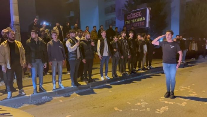 Bursa`da gençlerden İstikal Marşı! Yeni yıla böyle girdiler