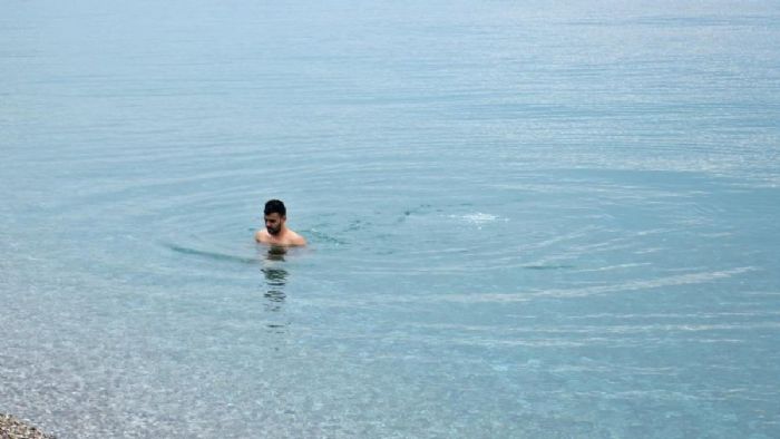 Antalya`da vatandaşlar denizin keyfini sürüyor!