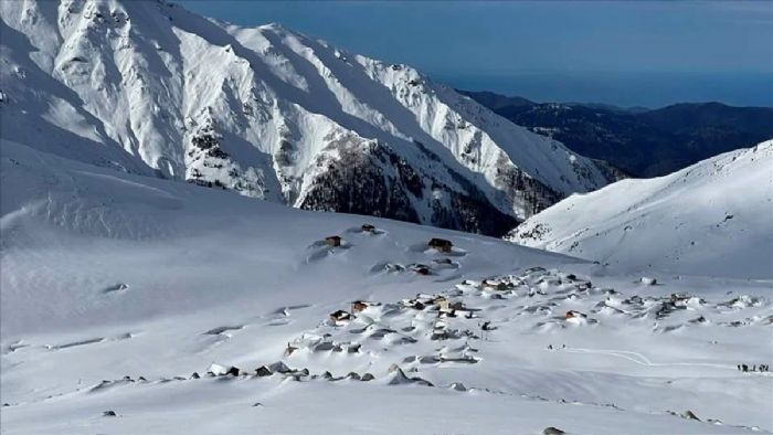 Kaçkar Dağları`nda heliski heyecanı: 4 ülkeden 16 sporcu karlı zirvelerde