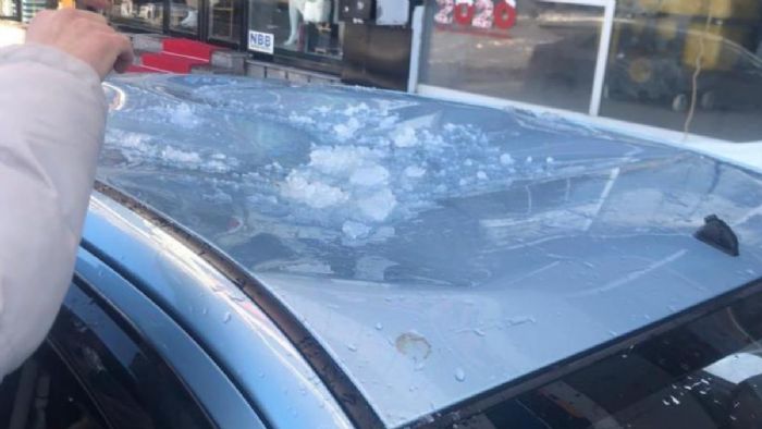 Ardahan`da çatılardan düşen buz kütleleri arabalara zarar verdi