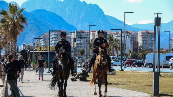 Antalya Konyaaltı`nda güvenlik atlı polislere emanet: İlgi yoğun