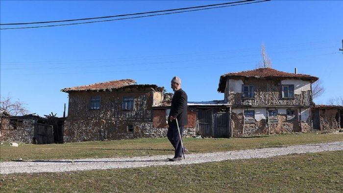 Kütahya`da terk edilmiş köyde, iki yıldır yalnız başına yaşıyor
