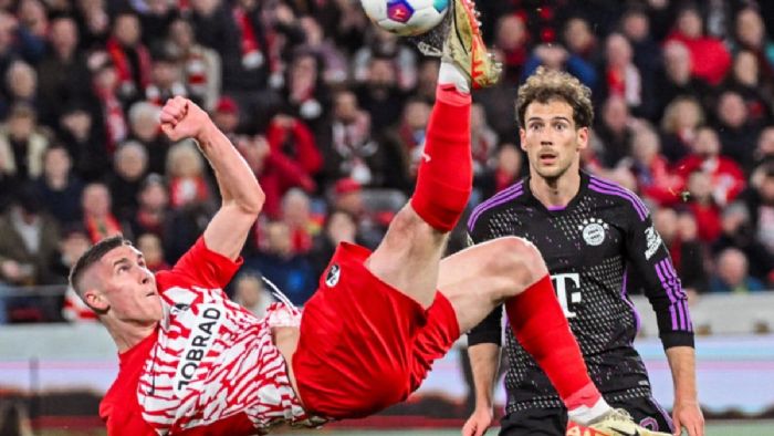 Bayern Münih`e zirve yarışında bir darbe de Freiburg vurdu