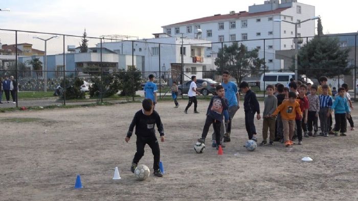 Osmaniye`de minik depremzedelere futbol eli