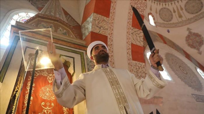 Gelenek sürüyor! Edirne Eski Cami`de imamlar 6 asırdır hutbeye kılıçla çıkıyor