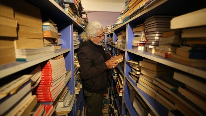 Konya`da biriktirdiği eski kitapları meraklılarıyla buluşturuyor