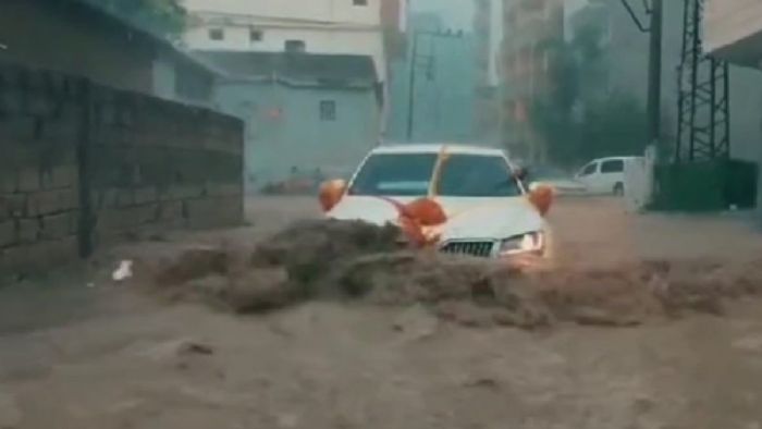 Şırnak`ın Cizre ilçesinde gelin arabası sel sularının ortasında kaldı