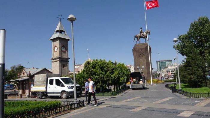 Kayseri`de kavurucu sıcak! Termometreler 39 dereceyi gördü