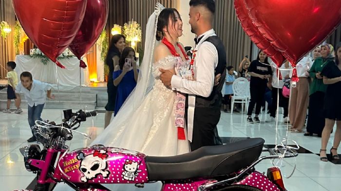 Hatay`da damat, geline motosiklet hediye etti
