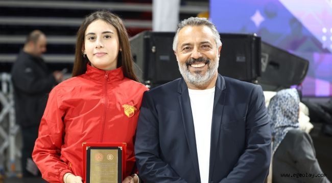 Göztepe Eskrim Sporcusu Eylül Bedük, ?Sporun Enleri?nde Ödüle Layık Görüldü