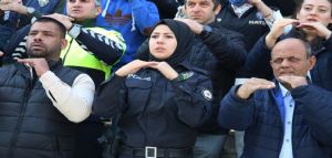 Hatay?da Türk polisi işaret diliyle İstiklal Marşı`nı okudu