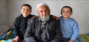 Van`da 85 yaşında ikizleri olan baba, vaktini 3. sınıfa giden çocuklarıyla geçiriyor
