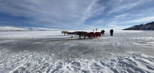 Çıldır Gölü buz tuttu! Atlı kızaklar buza indi