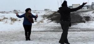 Kars`ta buz tutan gölün üstünde müzik açıp dans ettiler